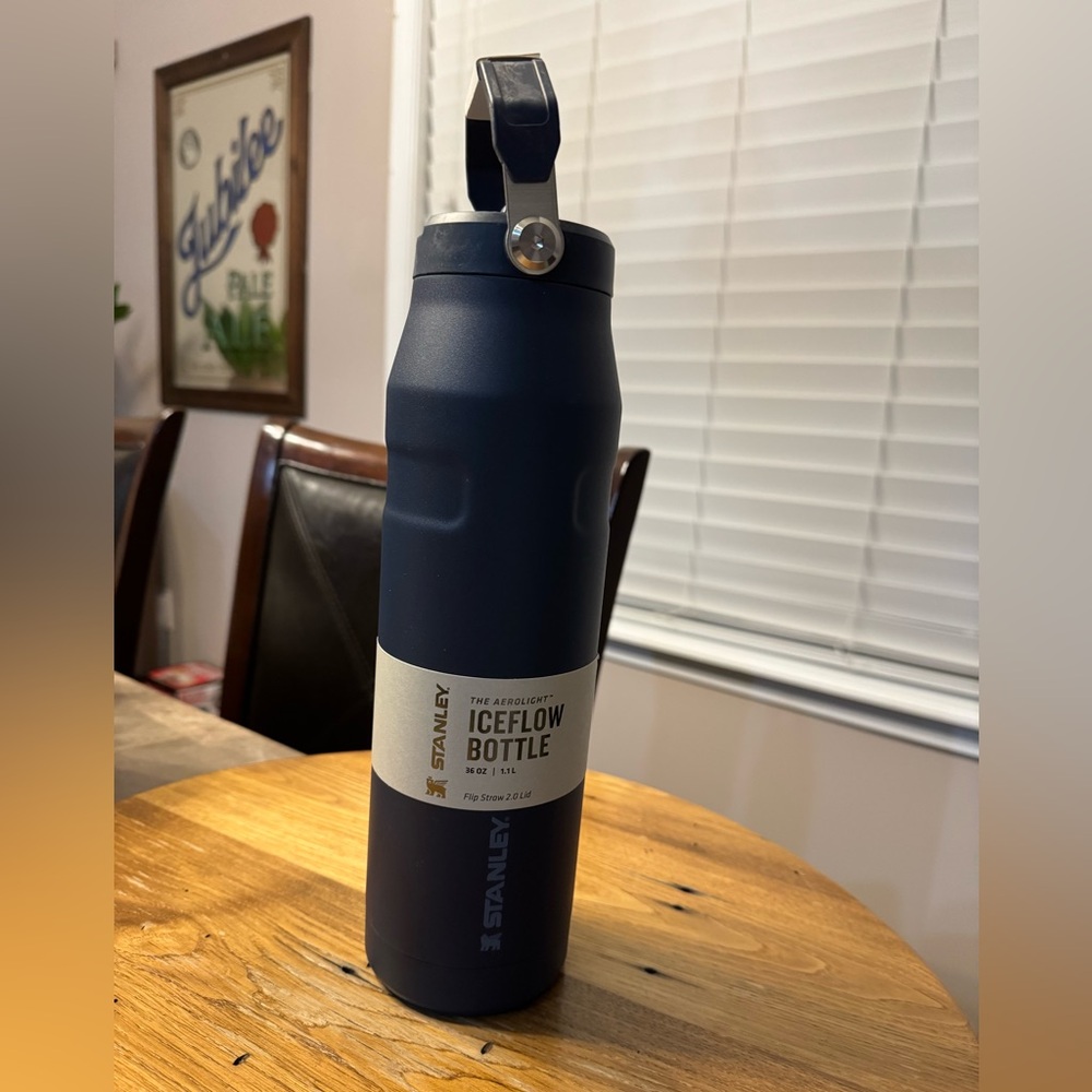 STANLEY THE ICEFLOW™ BOTTLE WITH FLIP STRAW LID 36 OZ - Picture 4 of 10